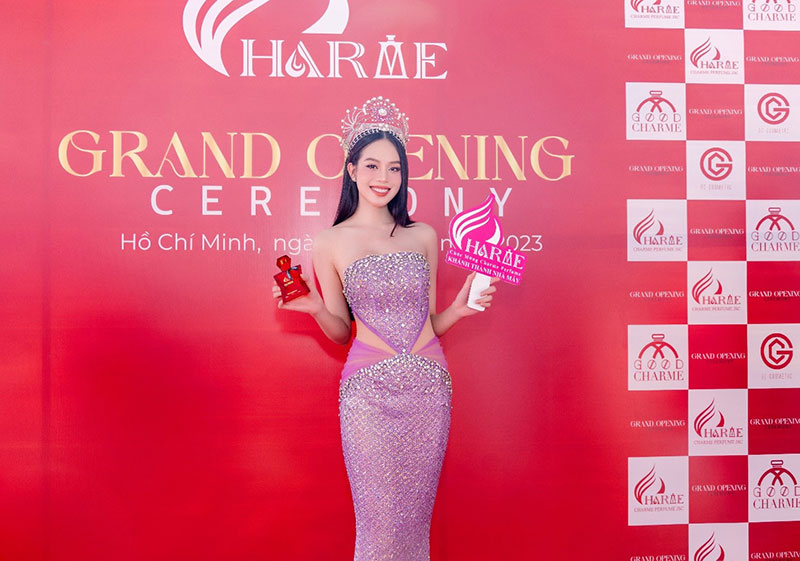 Hoa hậu Thanh Thủy cùng nước hoa Charme Queen. Nàng hậu còn dành nhiều lời chúc chân thành cho thương hiệu Charme Perfume