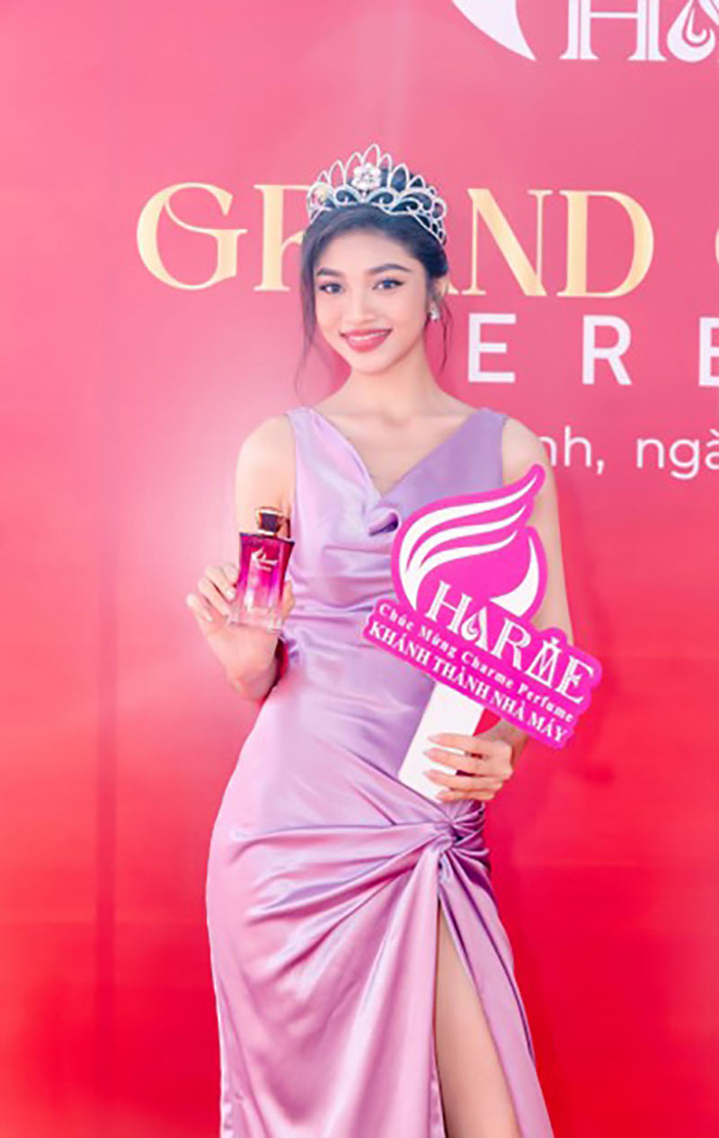 Á hậu Minh Kiên quyến rũ cùng Charme So Sexy thả dáng xinh đẹp trên thảm đỏ Lễ khánh thành nhà máy mới của Charme