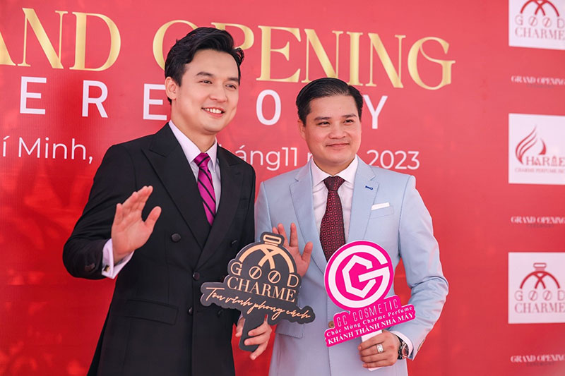 Nam thần MC Thiên Vũ trên thảm đỏ cùng Chủ tịch HĐQT Charme Perfume