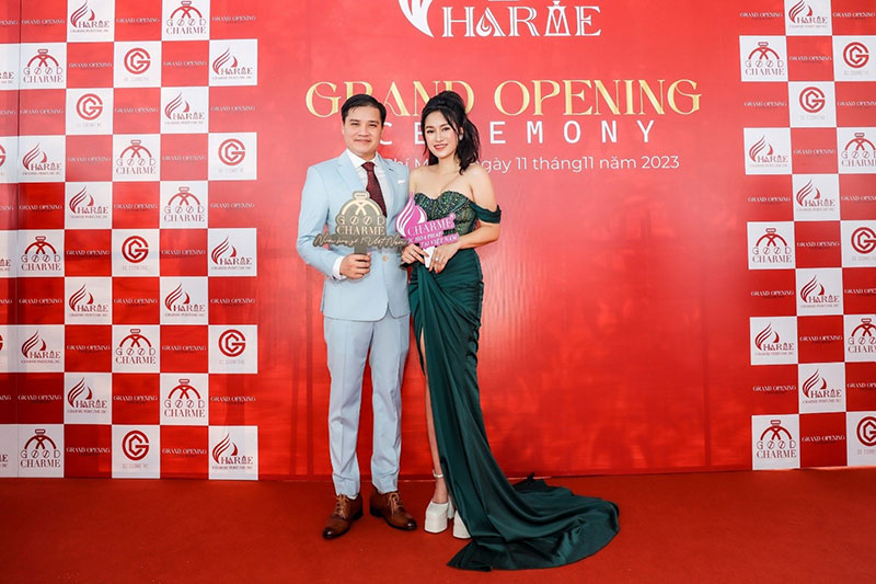 Nhà sáng lập, Chủ tịch HĐQT Charme Perfume Võ Sỹ Đạt cùng Phó chủ tịch HĐQT Nguyễn Thị Thu Hường trên thảm đỏ sự kiện