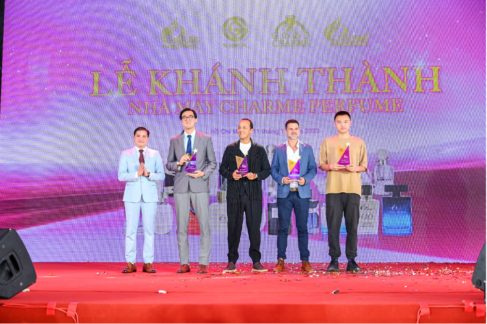 Chủ tịch HĐQT Charme Perfume – Ông Võ Sỹ Đạt tặng cúp lưu niệm cho các nhà điều chế, các GĐKV hợp tác tạo nên hương Charme