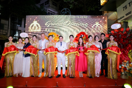 Ban lãnh đạo và khách mời cùng cắt băng khánh thành khai trương trụ sở