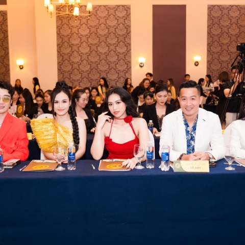 Dàn nghệ sĩ Việt tề tựu chúc mừng buổi ra mắt của thương hiệu mỹ phẩm GC Cosmetics